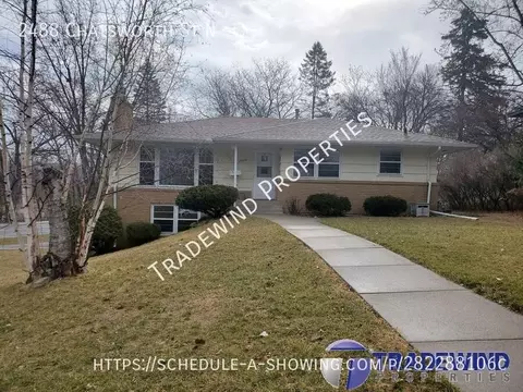 2488 Chatsworth St N, Roseville, MN 55113