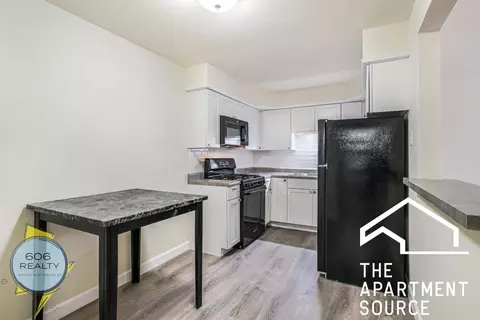 1039 College Ave #2E, Wheaton, IL 60187