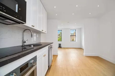 207 E 4th St #4C, New York, NY 10009
