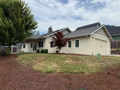367 E 4th St, Lowell, OR 97452