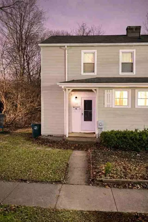 11 Foxworth Ln, Greenhills, OH 45218