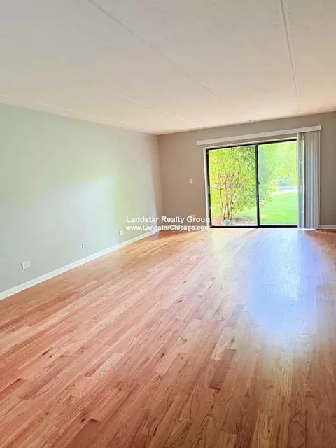 525 N Quentin Rd #216, Palatine, IL 60067