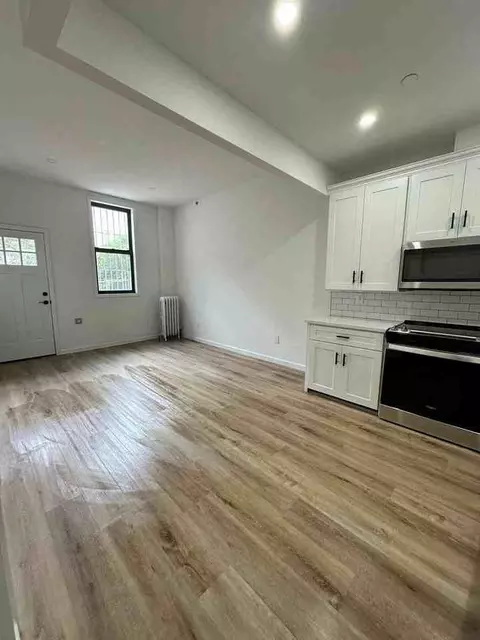 666 E 188th St, New York, NY 10458