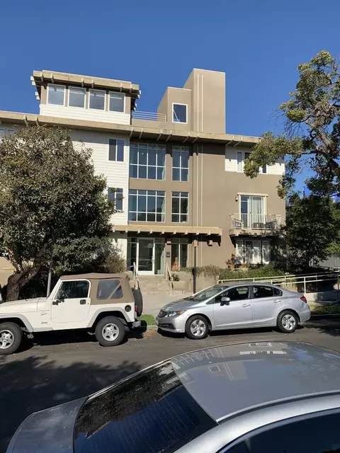 10717 Lawler St #201, Los Angeles, CA 90034