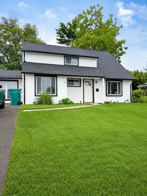 6 Roundwood Ln, Levittown, PA 19055