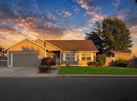 495 Emily Ln, Harrisburg, OR 97446