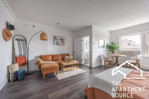 1555 W Hollywood Ave #206, Chicago, IL 60660
