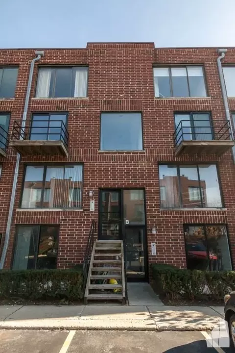 944 W Grace St #944B102, Chicago, IL 60613
