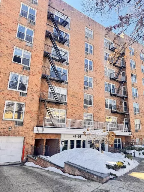 44-30 Douglaston Pkwy #4C, New York, NY 11363
