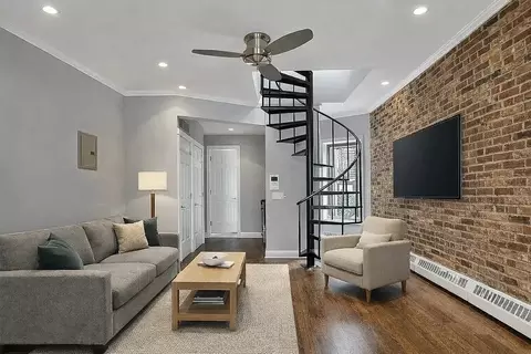 350 W 21st St #6, New York, NY 10011