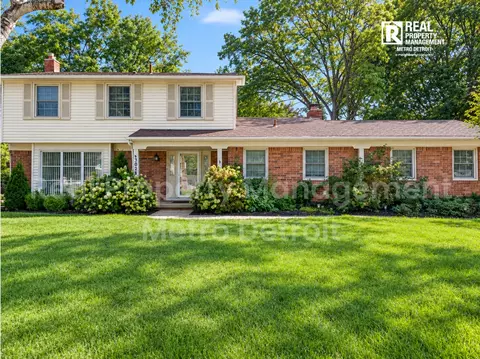 3028 Caswell Dr, Troy, MI 48084