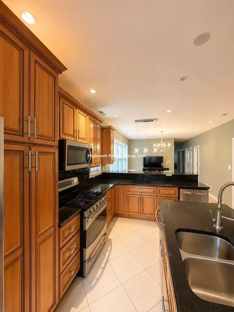 3723 W Wilson Ave #2A, Chicago, IL 60625