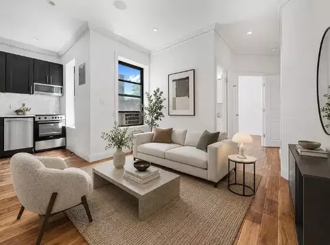102 Christopher St #2D, New York, NY 10014