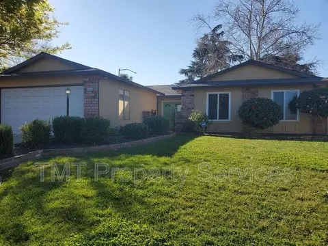 9002 Salmon Falls Dr, La Riviera, CA 95826