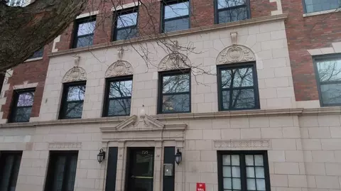 735 W Junior Ter #303, Chicago, IL 60613