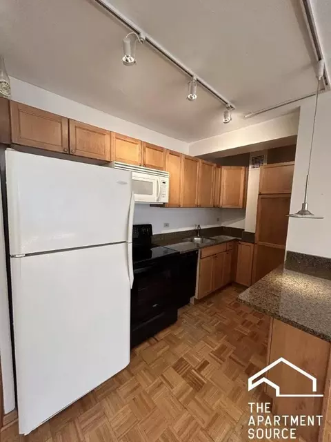 4180 N Marine Dr #902, Chicago, IL 60613