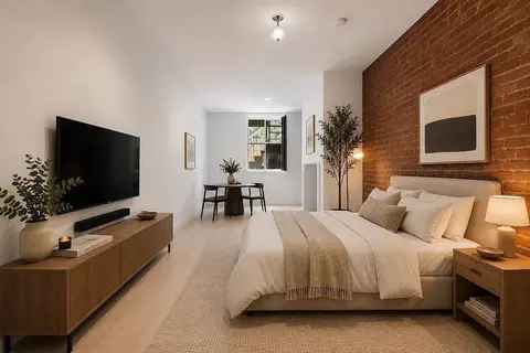 318 W 14th St #1A, New York, NY 10014