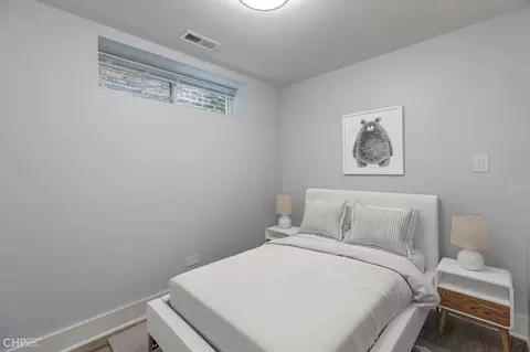 1604 W Waveland Ave #1, Chicago, IL 60613