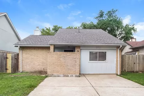 901 Briarcreek Dr, Baytown, TX 77521