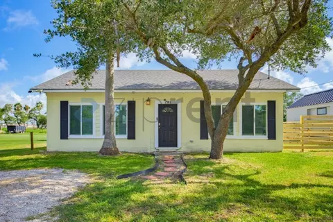 518 E King St, Rockport, TX 78382