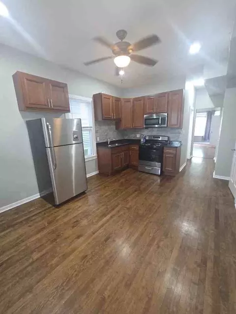1332 W Barry Ave #2, Chicago, IL 60657