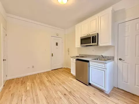 305 W 45th St #6K, New York, NY 10036
