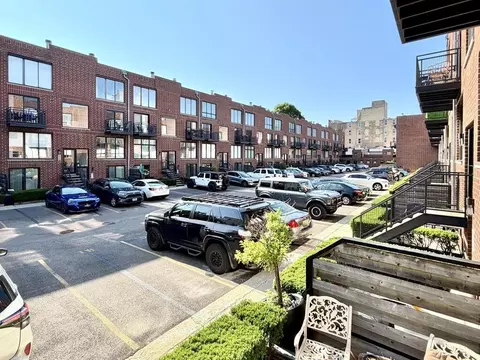 944 W Grace St #I102, Chicago, IL 60613