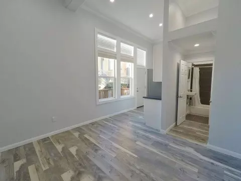 518 7th St #11, Oakland, CA 94607