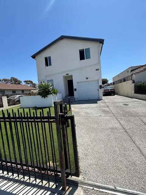 422 W 101st St, Los Angeles, CA 90003