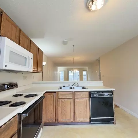 48 Castlegate Dr, Springfield, MA 01129 photo 4