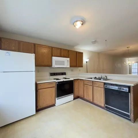 48 Castlegate Dr, Springfield, MA 01129 photo 3