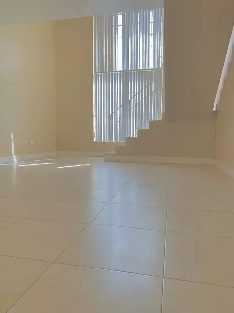 10901 N Kendall Dr #207, Miami, FL 33176