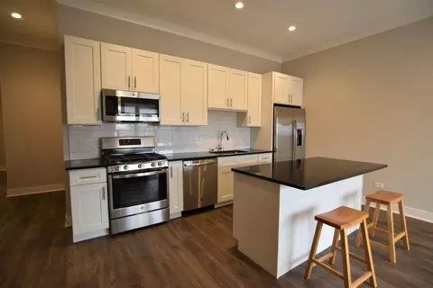 927 W Irving Park Rd #405, Chicago, IL 60613