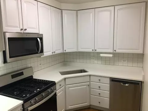 1164 W Grand Ave #4R, Chicago, IL 60642