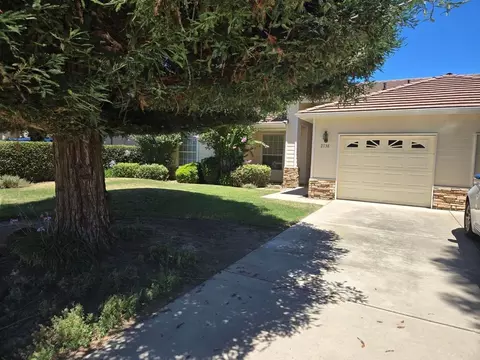 2738 W Ceres Ct, Visalia, CA 93291