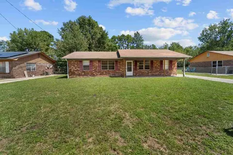 234 Deerwood Dr, Hinesville, GA 31313