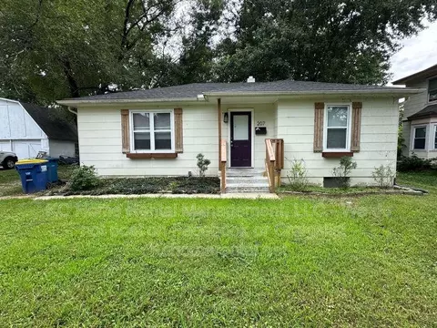 207 E Brown St, Liberty, MO 64068