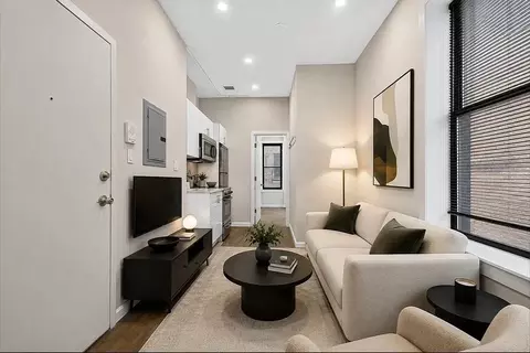 250 Broome St #2, New York, NY 10002