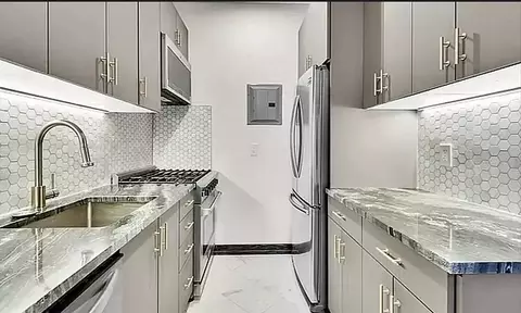 121 E 37th St #1B, New York, NY 10016