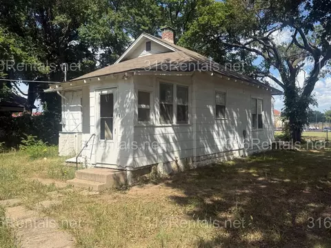 1055 S Roosevelt St, Wichita, KS 67218