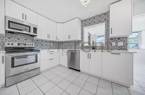 501 Bayview Dr NE #4, Saint Petersburg, FL 33704