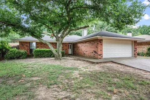504 Warbler Dr, Desoto, TX 75115
