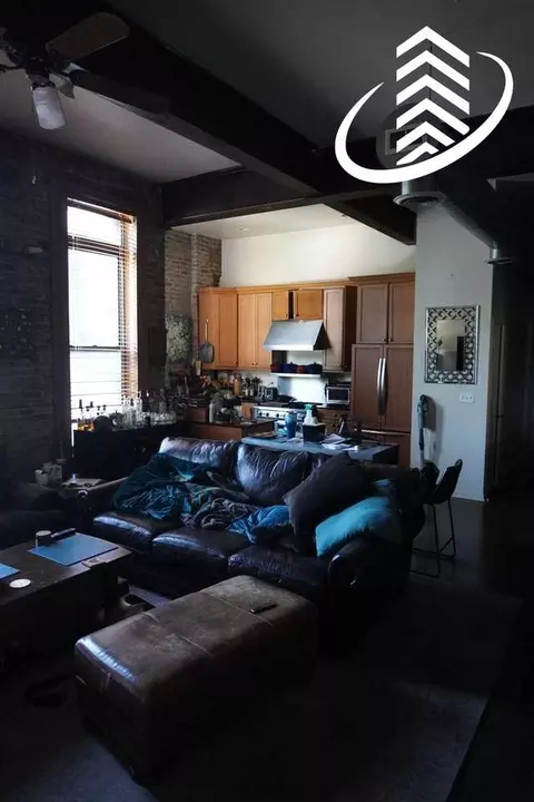 1061 W Madison St #2R, Chicago, IL 60607