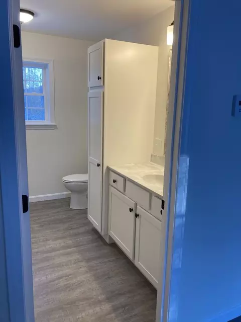 27 Maple St #B, Hallowell, ME 04347