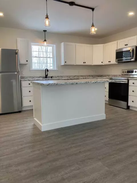 27 Maple St #B, Hallowell, ME 04347