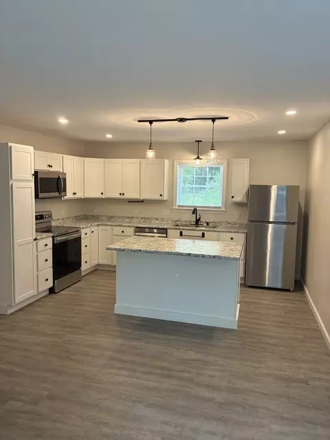 27 Maple St #B, Hallowell, ME 04347