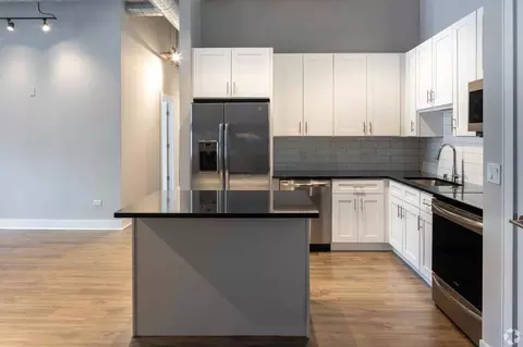 3815 N Broadway #224, Chicago, IL 60613