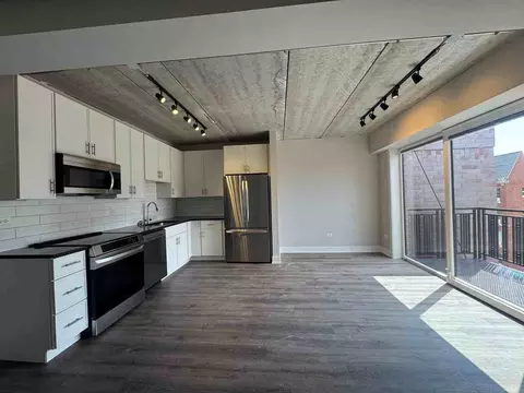 941 W Carmen Ave #811, Chicago, IL 60640