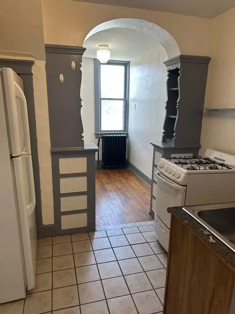 157 W 3rd St #10, Oswego, NY 13126
