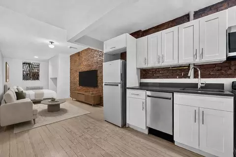 318 W 14th St #1D, New York, NY 10014